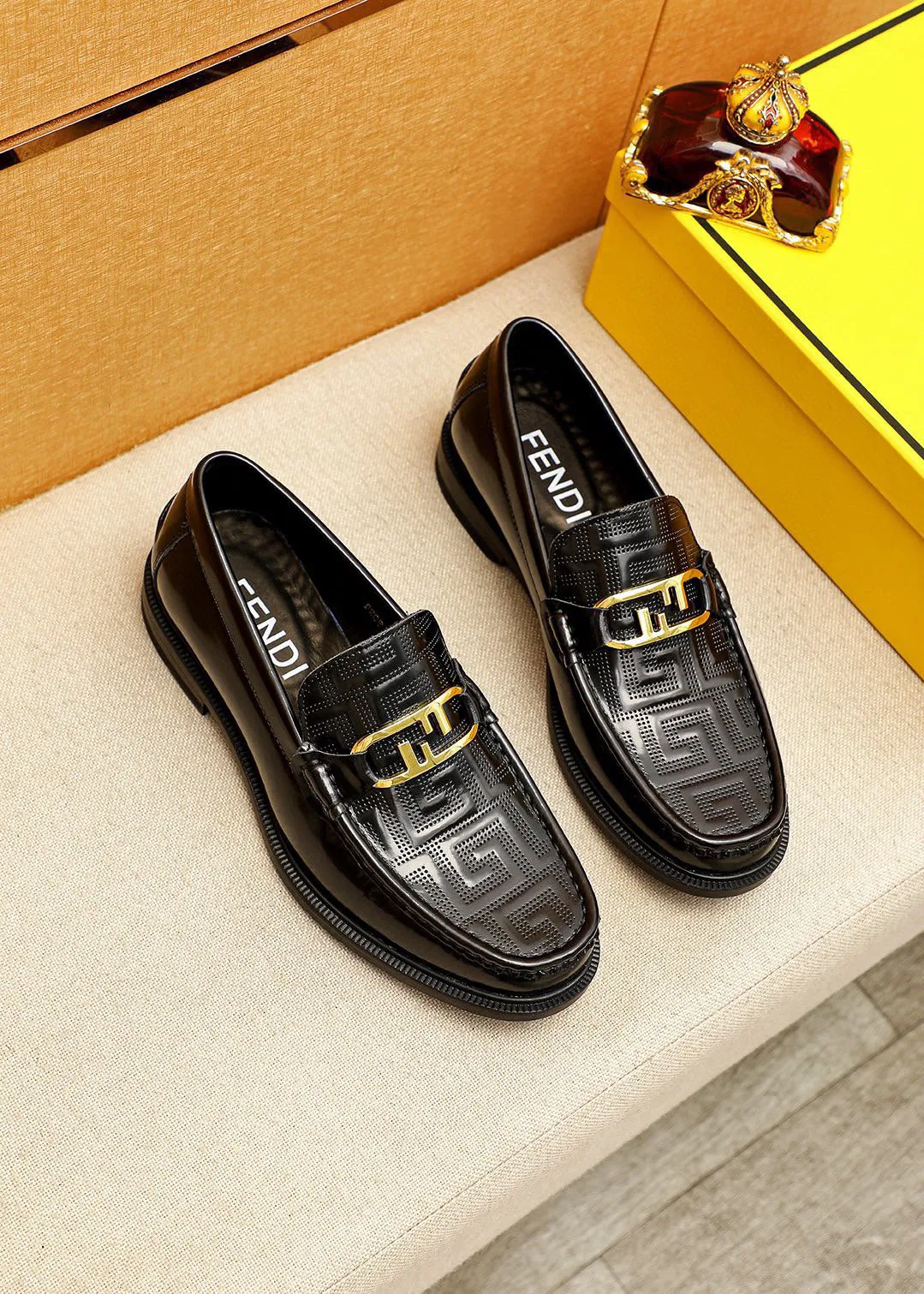 Men's shoes 💰460 💐 Product trademark: FENDI [Fendi] casual leather shoes Regular size: 38-44 (45🉑️customized) Product materials: Selected imported first-layer calfskin embossed upper + luxury hardware buckle, imported cow 🐂 lining. Strong three-dimensional visual effect, rubber outsole Color: 1⃣️color optional